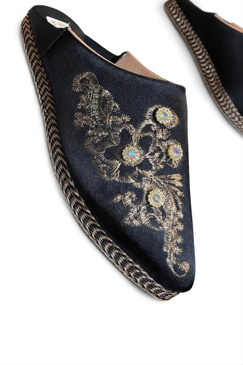 بلغة تقليدية